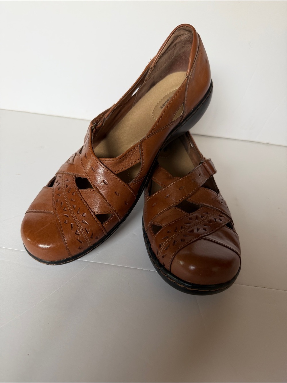 Clarks Women's Cognac Leather Loafers Sz 9 N. NWOT Velcro close.